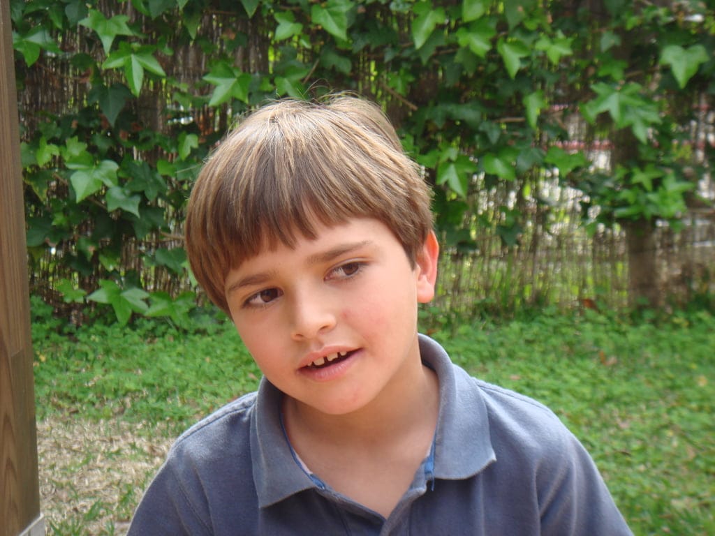 Jaime en el jardín de su casa