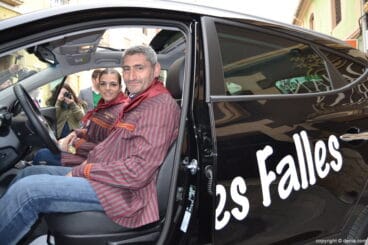 Jaume Bertomeu y Sara Femenía en uno de los coches cedidos por Comercial moll