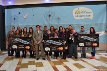 José Burgos junto a los premiados en el Tsunami faller de Portal de la Marina