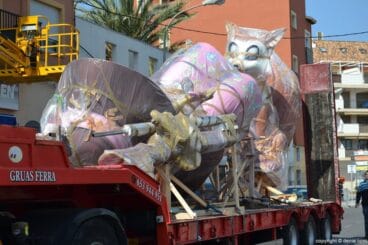 Llegada del camión con ninots de Baix la Mar