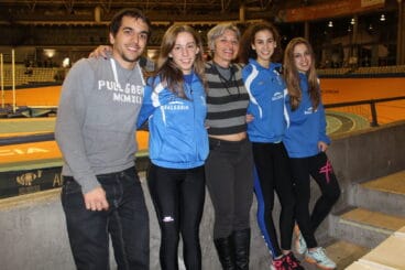 María Perelló y Anna Torres junto a su entrenadora Maribel Mira