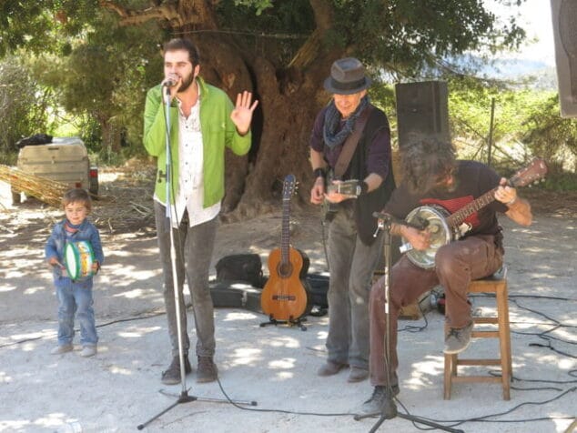Música en directo en el Mercat del Riu Rau