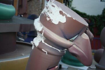 Ninot de la falla Roques con daños