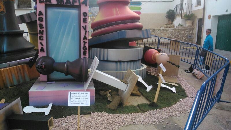 Ninots rotos en Falla Roques