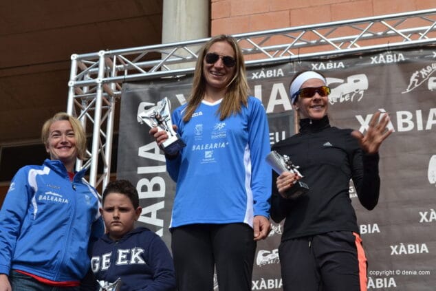 Víctor Fernández del C.A. Franc Beneyto Runners fue quinto en la XXV Volta a peu a Xàbia 17 Podium Veterana A Fem