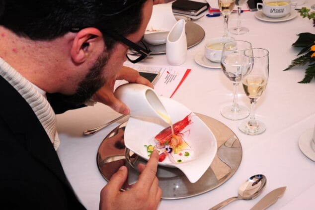 Quique Dacosta probando uno de los platos