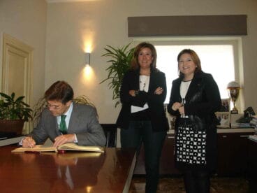 Rafael Català firmando en el libro de la ciudad