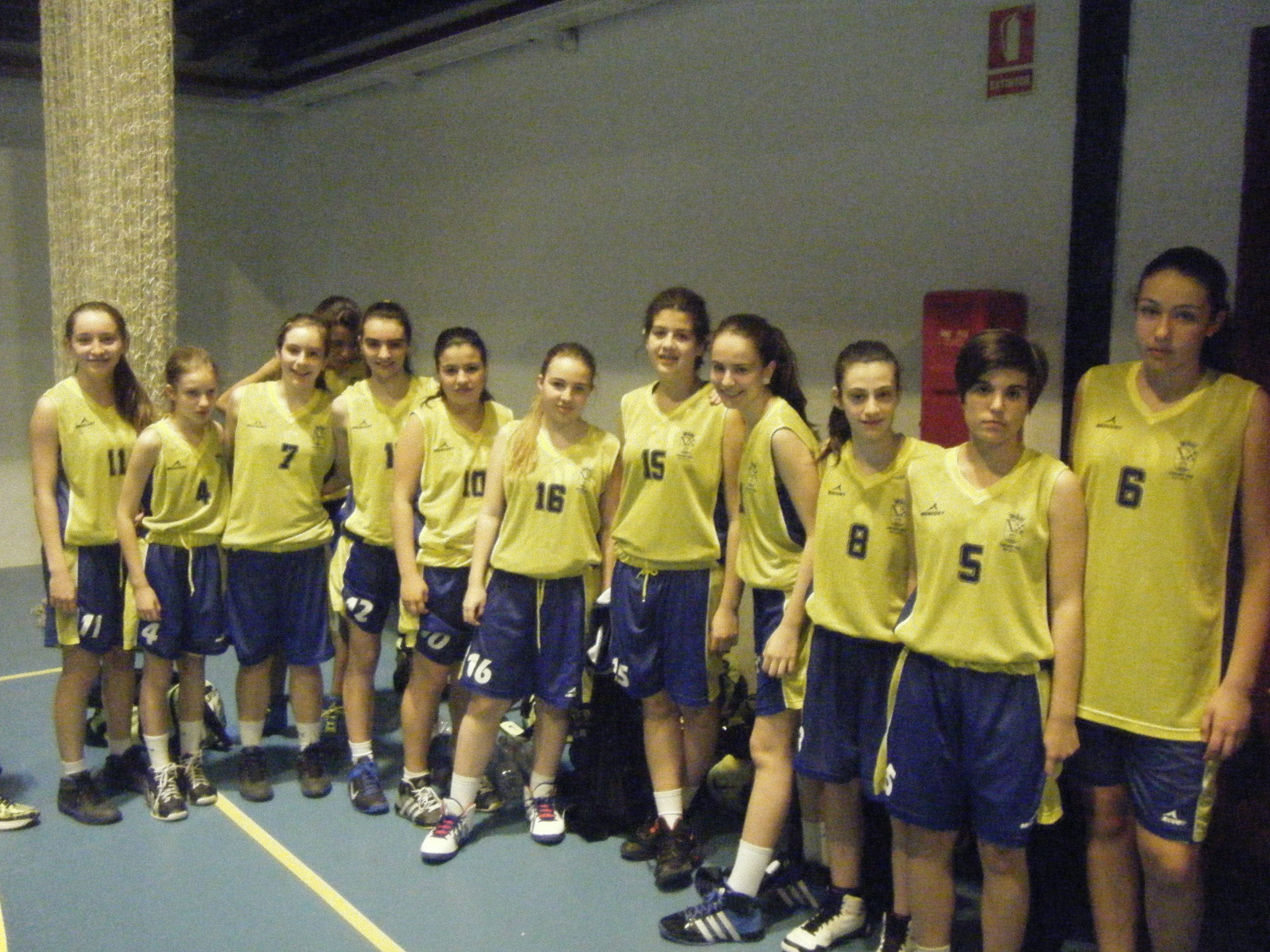 Melanie Neufcour con el equipo infantil del Dénia Básquet