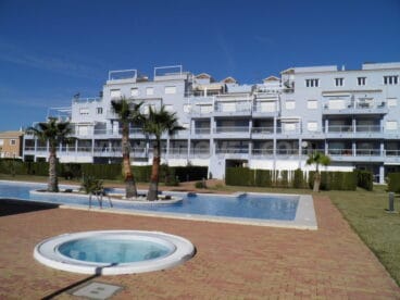 Zona jardín apartamento junto al mar