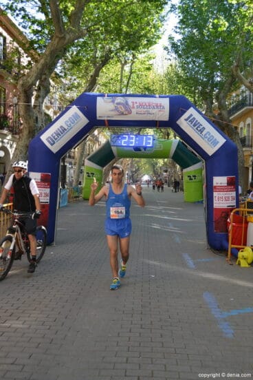 Said Dayday entrando triunfador en la meta