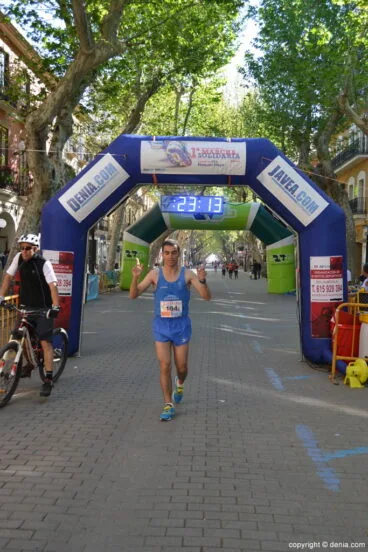 Said Dayday entrando triunfador en la meta