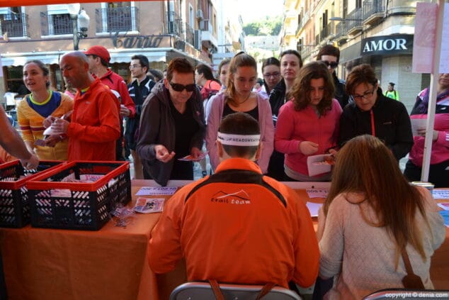 04 Recollida de dorsals de la I Marxa Solidària a favor del CEE Raquel Payà