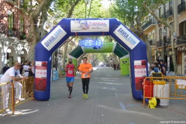 Llegada de los participantes de la I Marcha Solidaria a favor del Raquel Payà