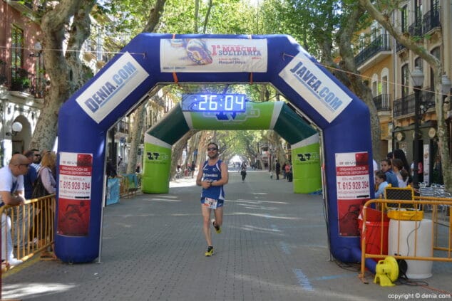 11 Arribada dels participants de la I Marxa Solidària a favor del Raquel Payà