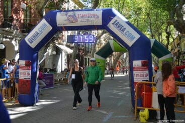 Llegada de los participantes de la I Marcha Solidaria a favor del Raquel Payà