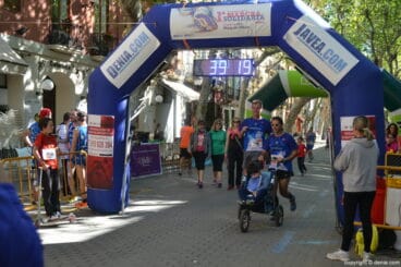 Llegada de los participantes de la I Marcha Solidaria a favor del Raquel Payà