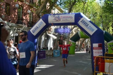 Llegada de los participantes de la I Marcha Solidaria a favor del Raquel Payà