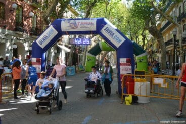 Llegada de los participantes de la I Marcha Solidaria a favor del Raquel Payà