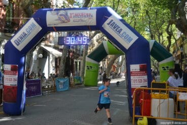 Llegada de los participantes de la I Marcha Solidaria a favor del Raquel Payà