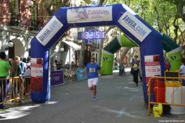 Llegada de los participantes de la I Marcha Solidaria a favor del Raquel Payà
