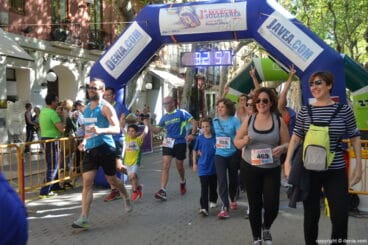 Llegada de los participantes de la I Marcha Solidaria a favor del Raquel Payà