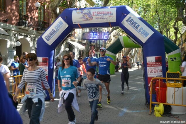 83 Arribada dels participants de la I Marxa Solidària a favor del Raquel Payà