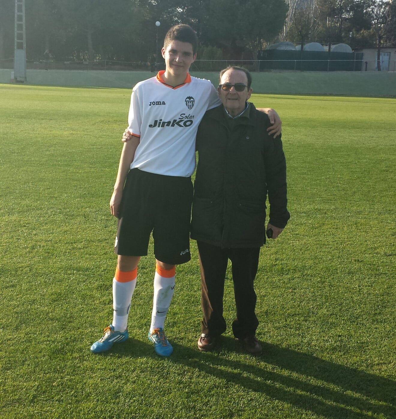 Alberto Morera junto a su abuelo en Paterna
