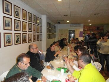 Amigos, falleros y no falleros en la cena de los viernes de la Falla Roques