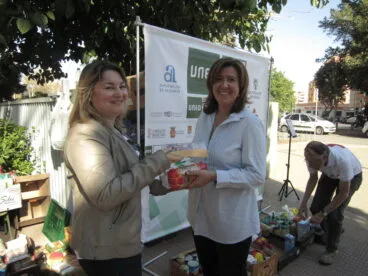 Ana Kringe recogiendo uno de los paquetes de comida dados
