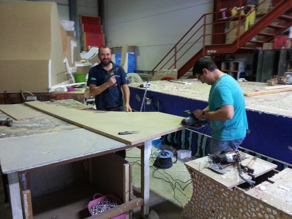 Artistas carroceros montando la carroza de Baix la Mar