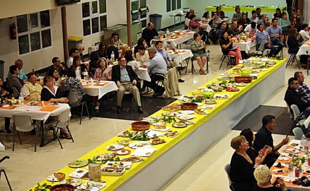 'Extiende tu mano' repartió 50.000 kilos de comida a los más necesitados en 2013 2 Asistentes a la cena de gratitud de Extiende tu mano
