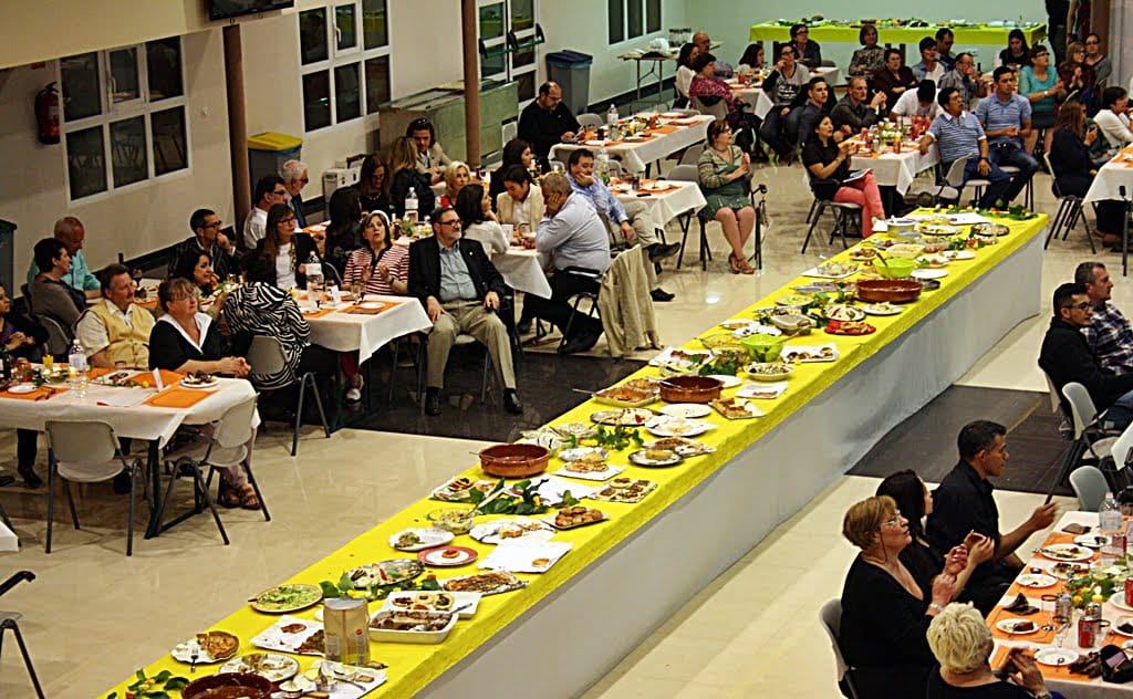 'Extiende tu mano' repartió 50.000 kilos de comida a los más necesitados en 2013 1 Asistentes a la cena de gratitud de Extiende tu mano