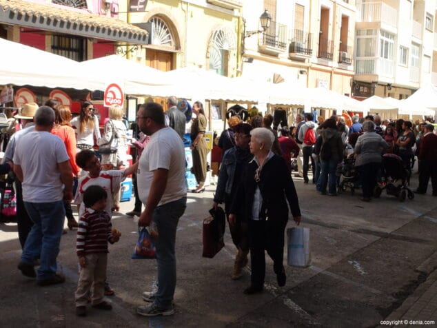 Lleno absoluto durante el Día del Stock de Dénia 4 Calle La Mar el Día del Stock Dénia