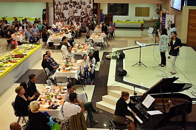 'Extiende tu mano' repartió 50.000 kilos de comida a los más necesitados en 2013 5 Extiende tu Mano celebró una cena de gratitud