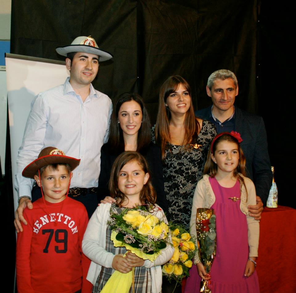 Falleras Mayores de Dénia y Presidente de La Junta Local Fallera Junto con los cargos de la Falla Oeste 2014-2015