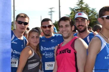 Francesc Miralles con atletas del Gin Running Tonic Club en la salida