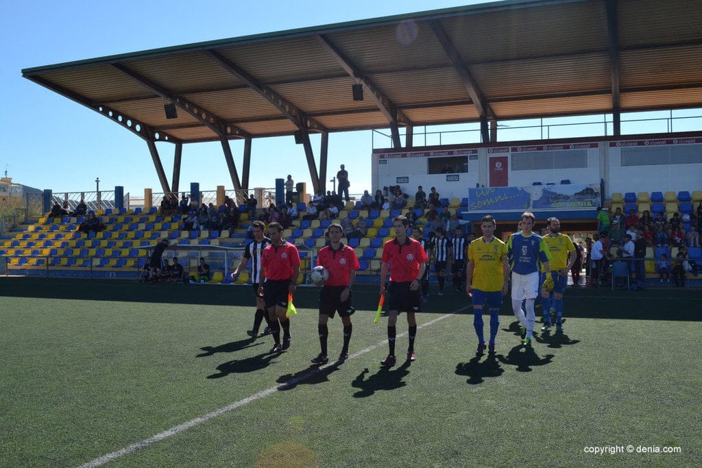 Gradas semivacias en el Campo Diego Mena