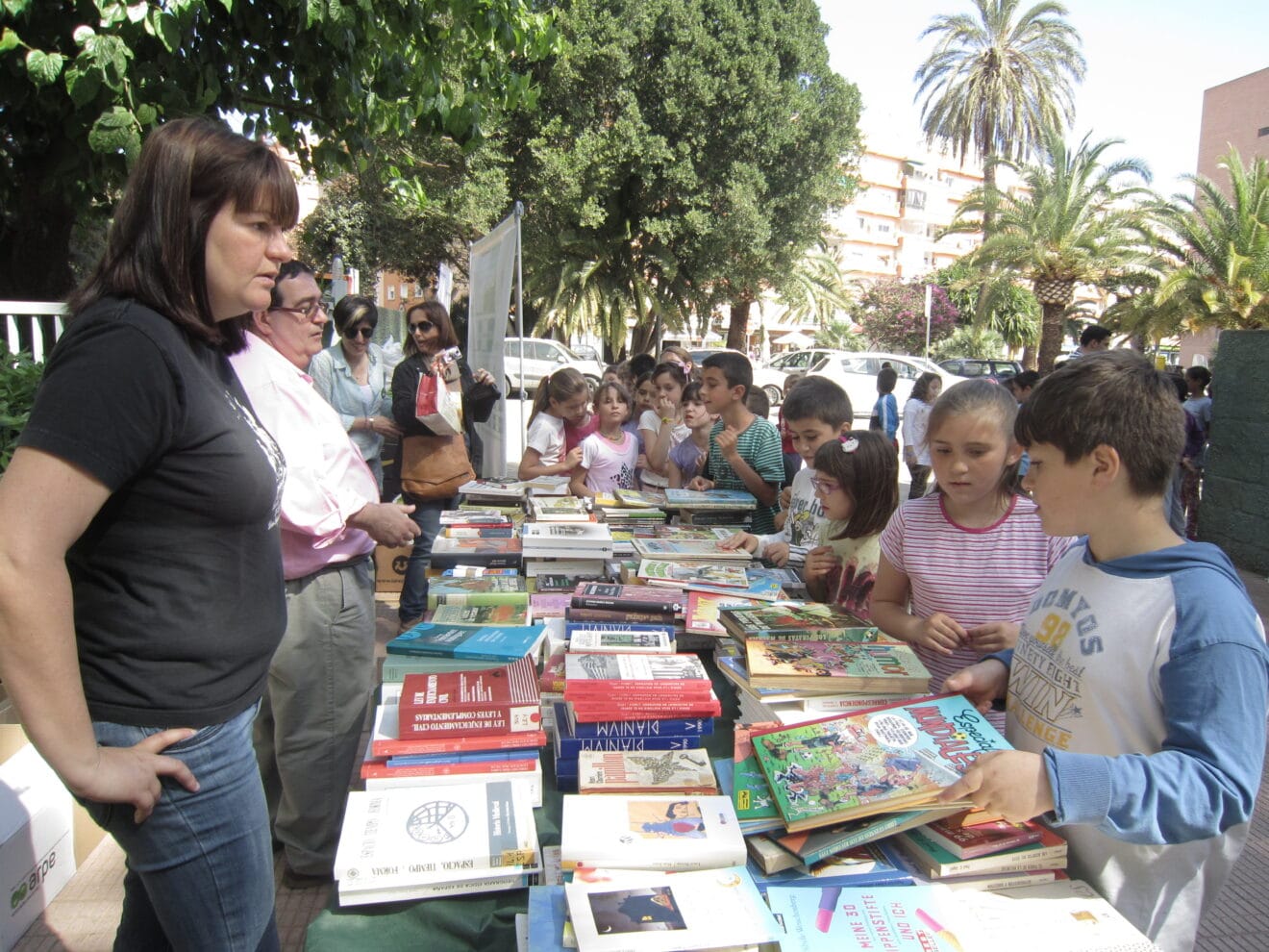 Niños de colegio participando en la recogida de libros por comida