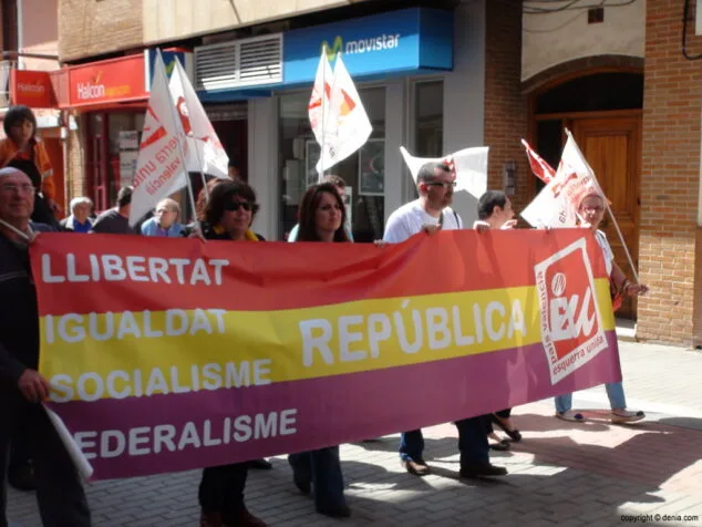 Poca asistencia a la manifestación convocada por PAH Dénia 4 Pancarta Esquerra Unida en la Manifestación PAH Dénia 12 de abril