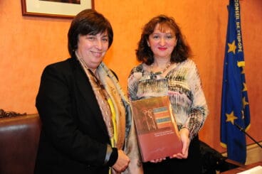 Pepa Font y Rosa Seser con el libro sobre la Dénia del Duc de Lerma