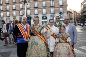 Sara y Paloma con los Vendimiadores mayores