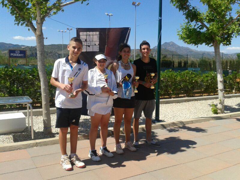 Tenistas del club Tenis Dénia en Gandía