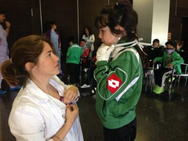 Una enfermera del Hospital con una alumna