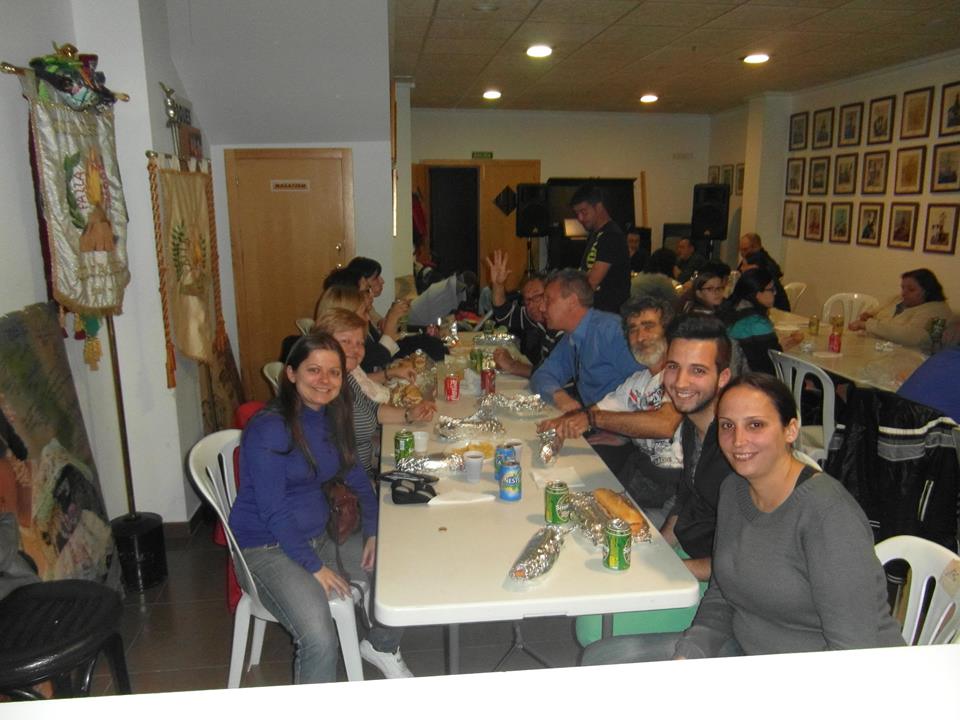 Viernes de cena de sobaquillo en el casal de la Falla Roques