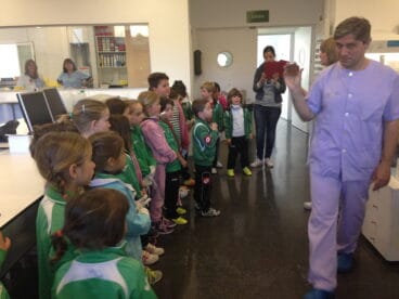 Visita de los alumnos de Alfa y Omega al Hospital de Dénia