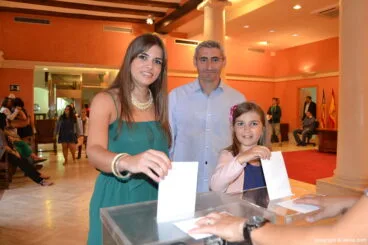 Sara y Paloma votando en la elección de las nuevas Falleras Mayores de Dénia
