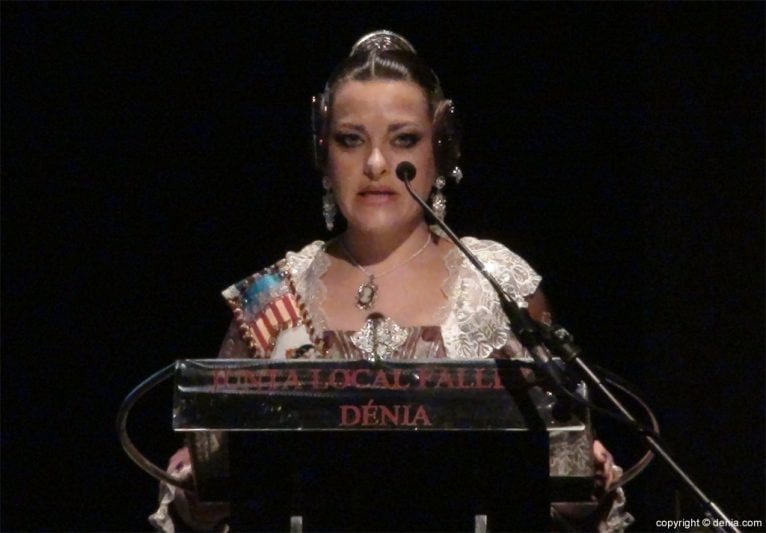Yolanda Ortiz presenta la despedida de las Falleras Mayores de Dénia