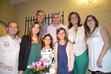 Candela y sus padres con las autoridades locales y festeras