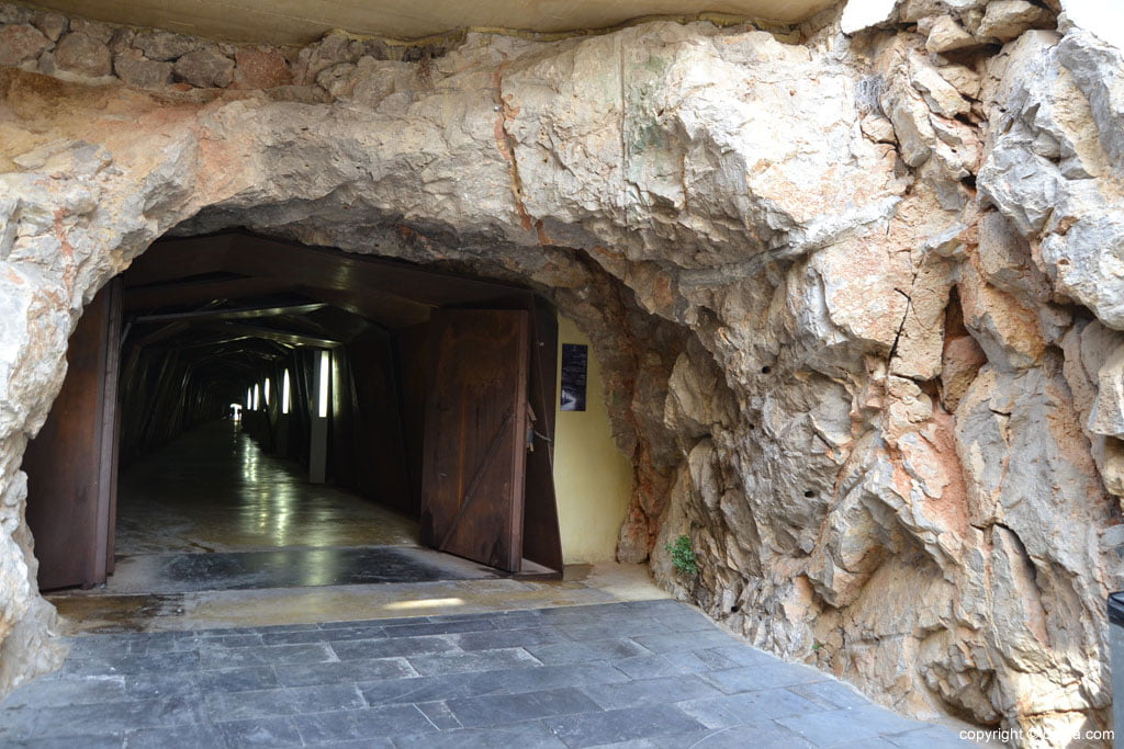 Acceso al túnel del castillo de Dénia por la Plaza del Consell