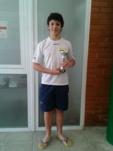 Adrián Monteagudo luciendo trofeo
